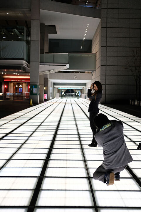 Model - Auteur Catherine Maisonneuve Effet lumineux du sol et sujets très sombres dans le Tokyo moderne